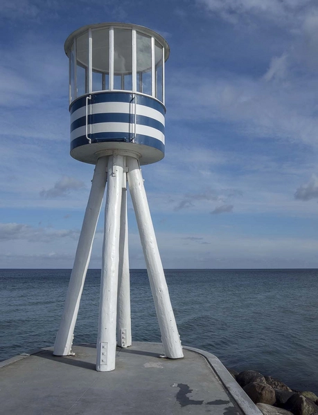 Ny Bellevue Strandbad Livreddertårnene er ikke længere i funktion, men står i dag som skulpturer