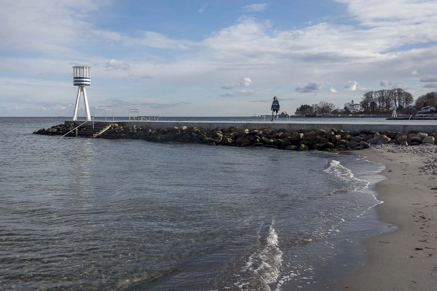 Ny Bellevue Strandbad Livreddertårn på nyt forland