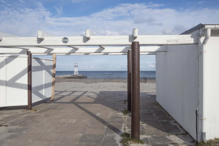 Ny Bellevue Strandbad Indgang til stranden mellem kiosken og toiletbygningen