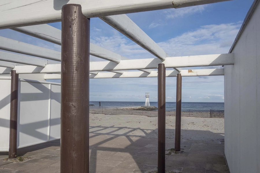 Ny Bellevue Strandbad Indgang til stranden mellem kiosken og toiletbygningen