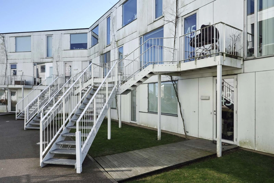 Linkøpingvej boligbebyggelse Hvid jerntrappe fører op til lejlighed på første sal