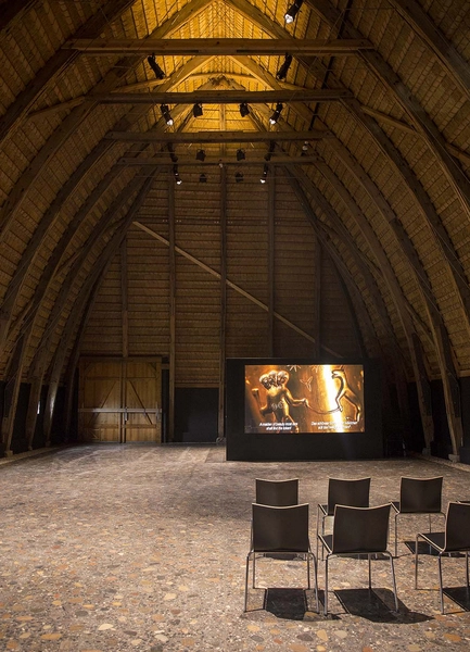 Guldhorn- og Kulturcenter Slotfelt Lade Udstillingsrum, film-lærred, tagkonstruktion