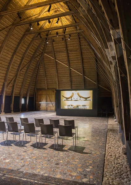 Guldhorn- og Kulturcenter Slotfelt Lade Udstillingsrum, film-lærred stole