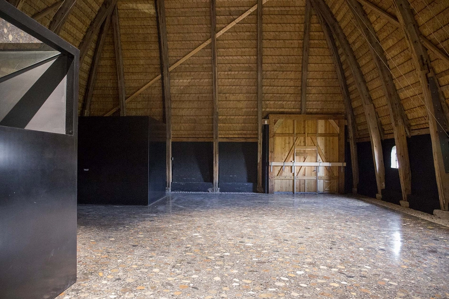 Guldhorn- og Kulturcenter Slotfelt Lade Udstillingsrum, sorte bokse