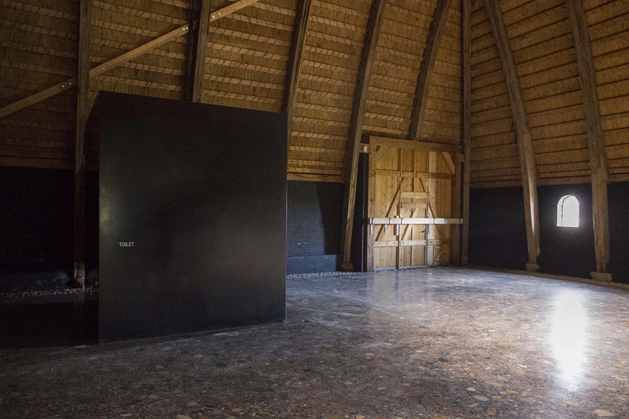 Guldhorn- og Kulturcenter Slotfelt Lade Udstillingsrum, toilet-boks