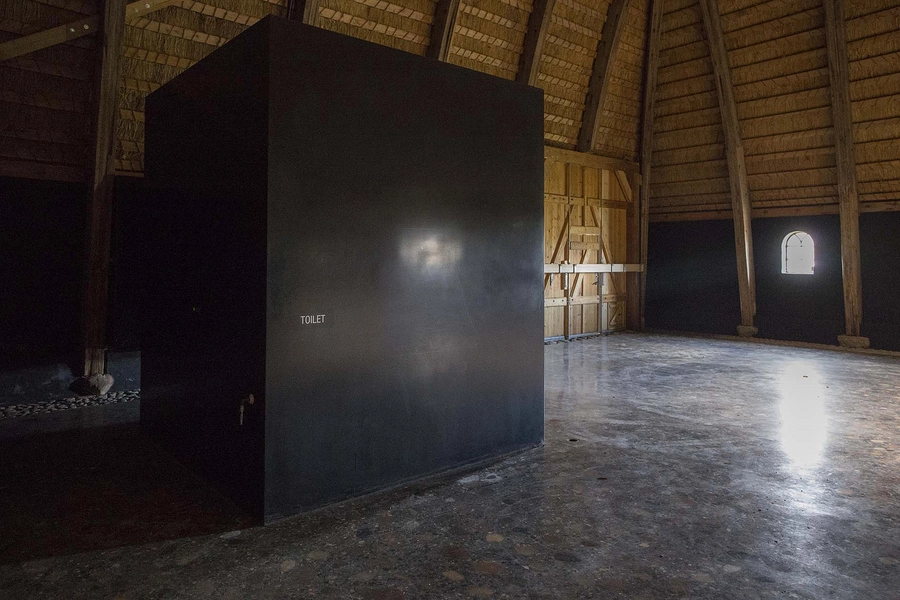 Guldhorn- og Kulturcenter Slotfelt Lade Udstillingsrum, toilet-boks