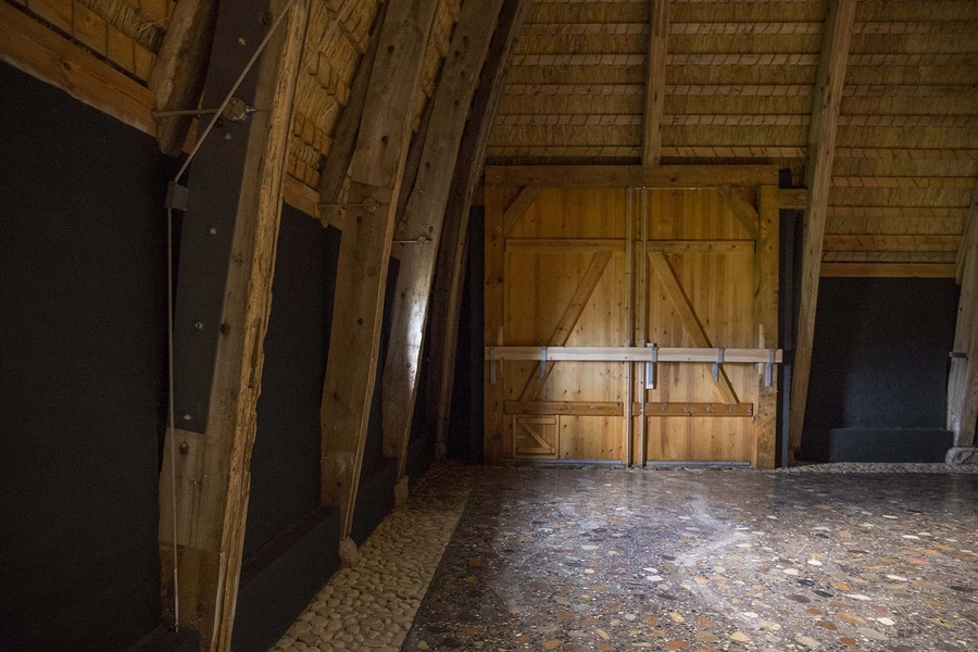 Guldhorn- og Kulturcenter Slotfelt Lade Udstillingsrum, port i gavl