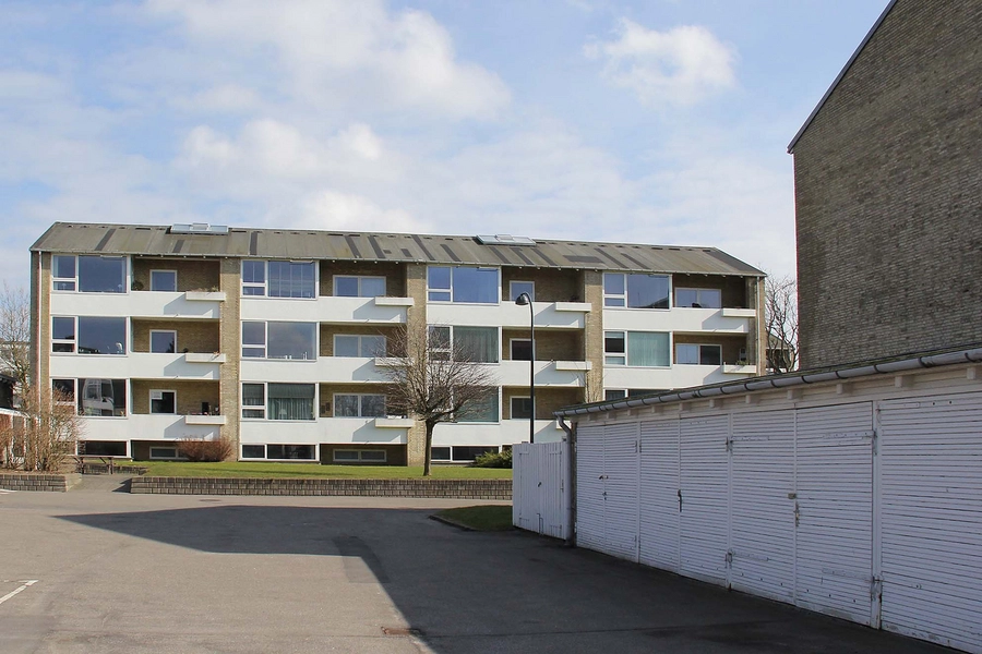 Ibstrupparken II og III Vestfacade, butiksbygning og garager