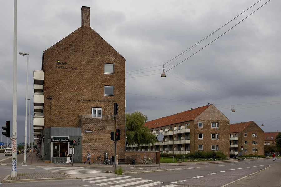 Ryparken - Lundevænget Lundevaenget hus i fire etager mod Lyngbyvej, stokbebyggelse i park bagved