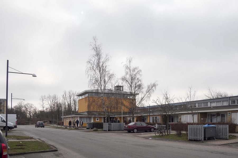 Tingbjerg Kirke Blik mod syd langs Langhusvej