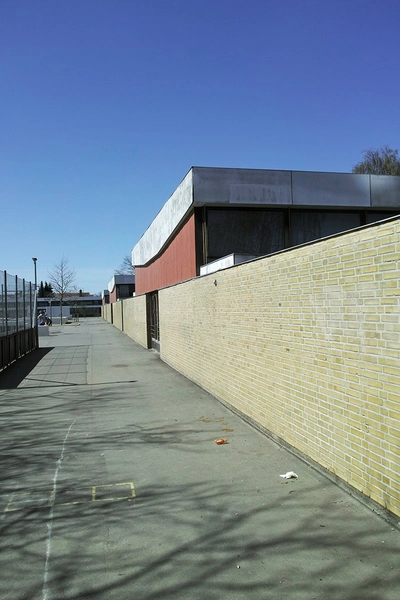 Nyager Skole Blik langs facaden