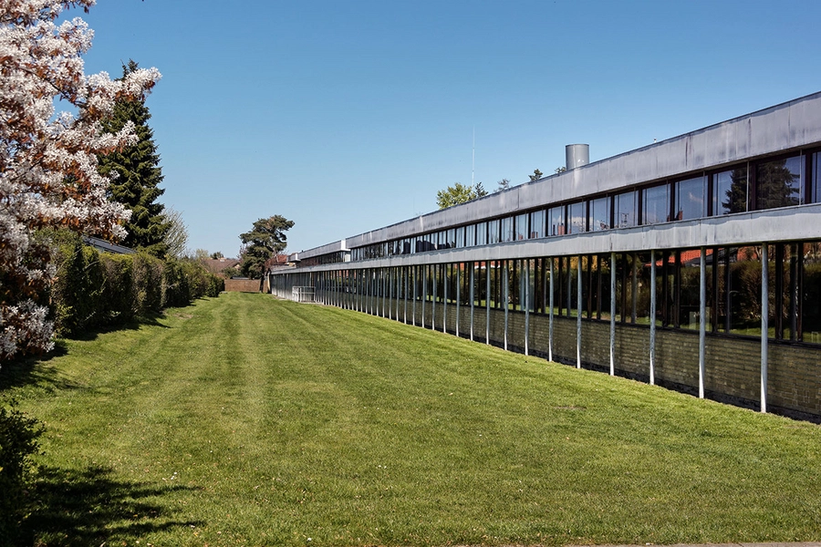 Nyager Skole Kig langs facade