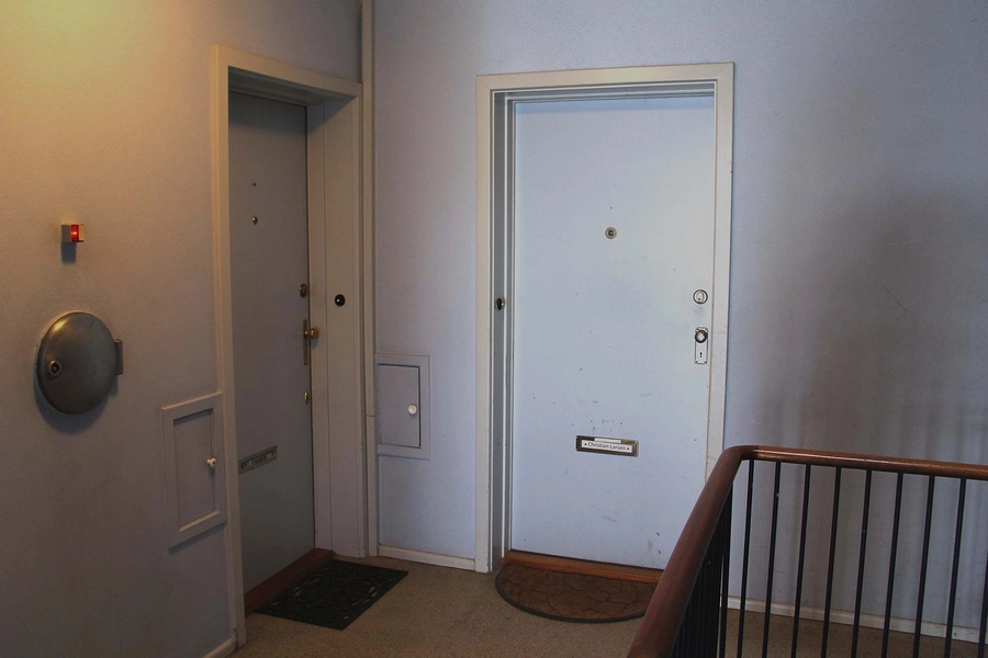 Ibstrupparken I Opgang, bemærk luger til mælk - de er gennemgående ind til lejligheden