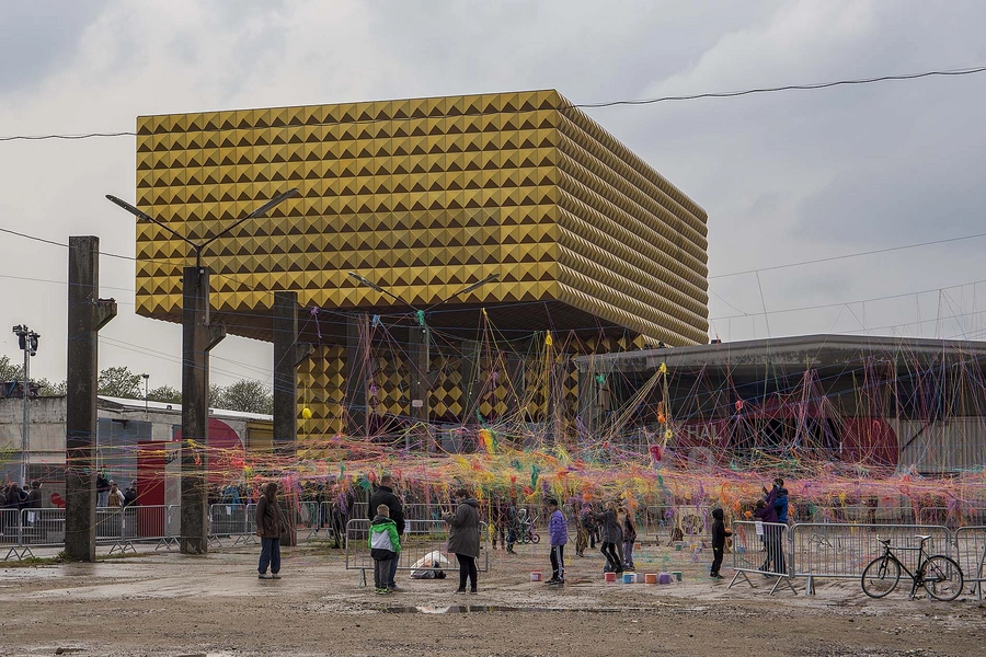 RAGNAROCK – museet for pop, rock og ungdomskultur Blik fra nord-øst, Collective Strings installation på det gamle industriområde