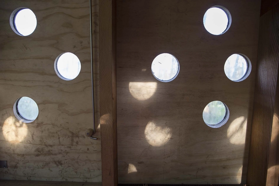 Skrubbe og Stenbider Shelters Detalje, perforering, lysspil