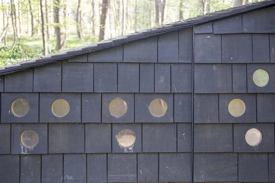 Skrubbe og Stenbider Shelters Detalje, facade, træspån