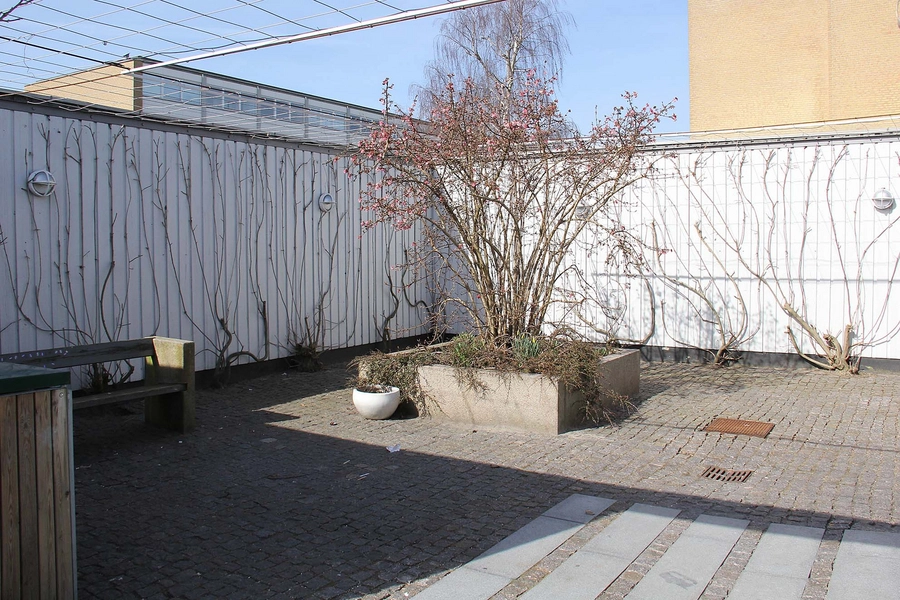 Jægersborg Bibliotek Gårdhave ved indgang