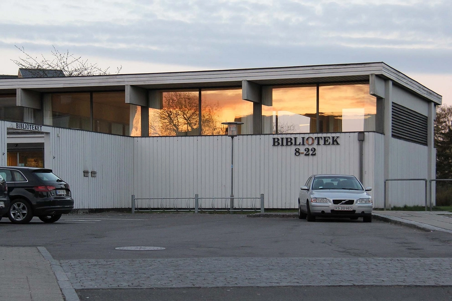 Jægersborg Bibliotek Vestfacade, aften