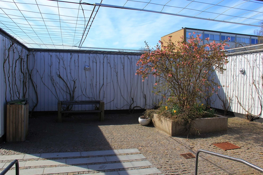 Jægersborg Bibliotek Gårdhave ved indgang