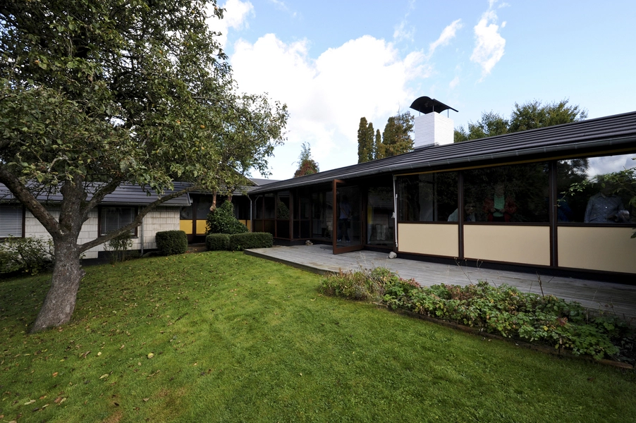 Karen og Ebbe Clemmensens eget hus Hovedfløjen set fra haven