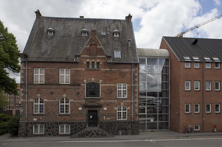 Carlsberg - Administrationsbygning - Nordfløj De to huse og mellembygningen i glas, set fra Pasteursvej