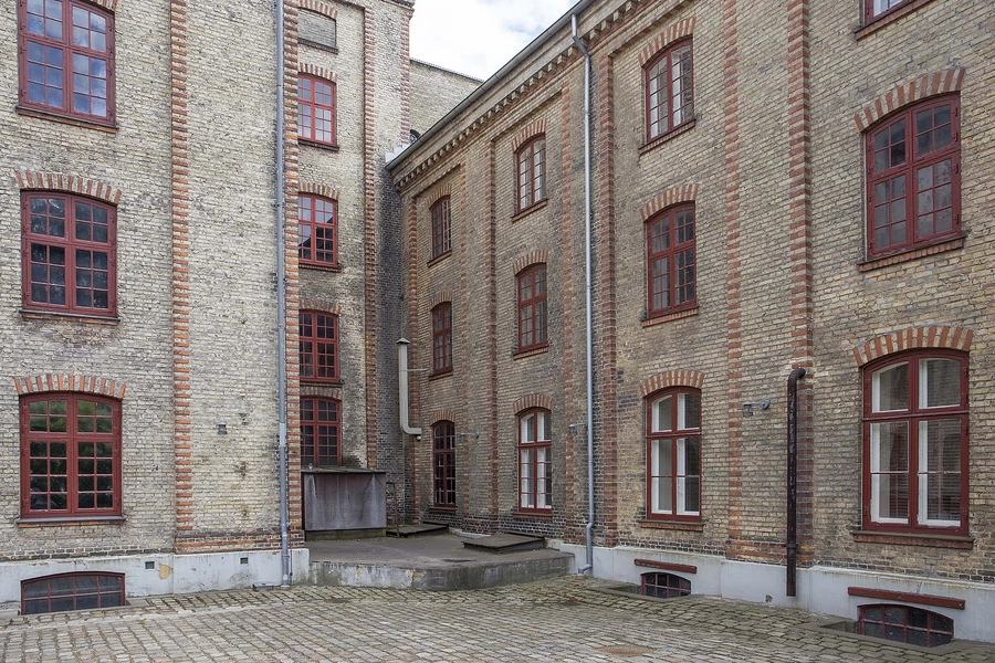 Carlsberg - Bryggerigården - Visit Carlsberg Facade i gule tegl, med ornamentik i røde tegl