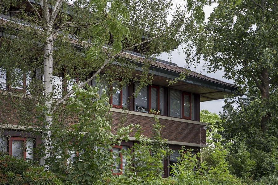 Carlsberg - Laboratorium - Forskningscenter Blik fra Bjerregårdsvej, bygning i park