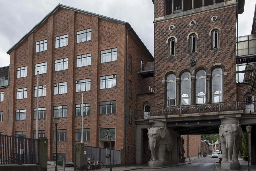 Carlsberg - Gærkælderen Gavlmotiv, Gærkælderen, blik mod vest langs Ny Carlsberg Vej