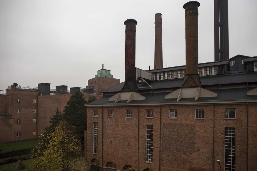 Carlsberg - Kedelhuset Bygningen set fra syd, fra svalegang på Tap E
