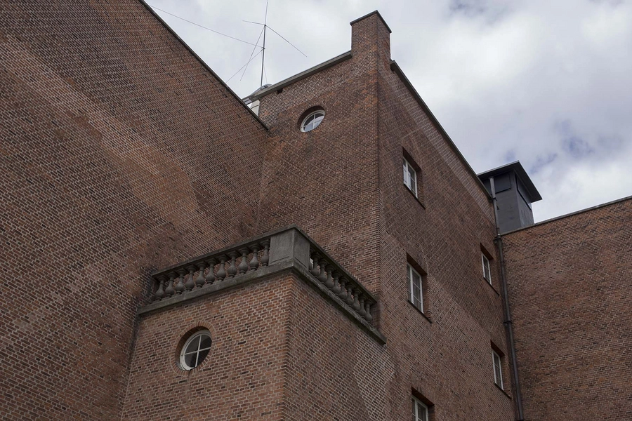 Carlsberg - Maskincentralen - Kraftværket Facadeudsnit, tagterrasse over indgangsparti