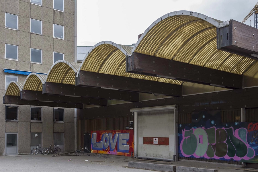 Carlsberg - Lagerbygning – Boblehallen Facade mod Pasterursvej med Tap E's trappetårn i baggrunden