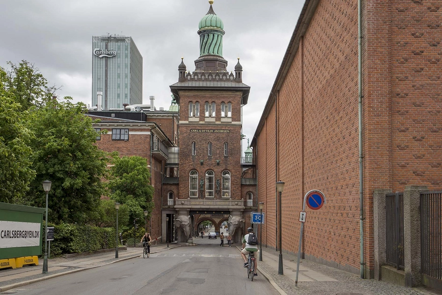 Carlsberg - Hovedkontor - Silo Siloen set fra vest med Elefantporten i forgrunden