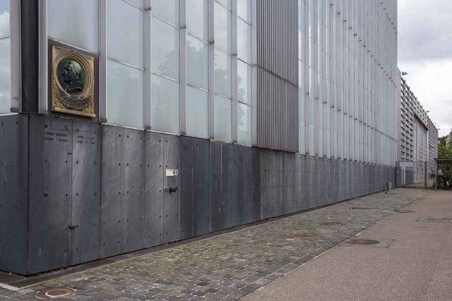 Carlsberg - Hovedkontor - Silo Blik langs facaden, som er skiferbeklædt i stueetagen