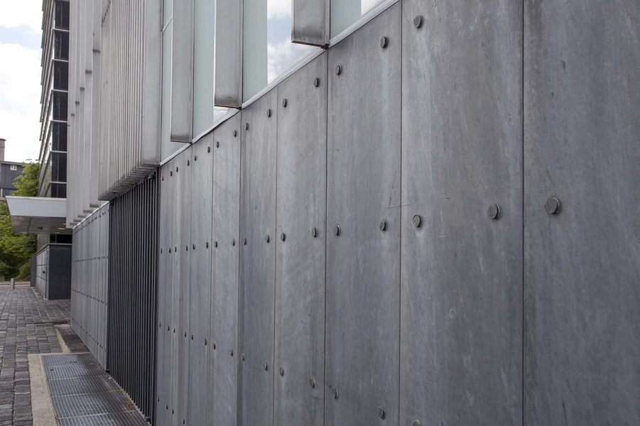 Carlsberg - Hovedkontor - Silo Blik langs facaden, som er skiferbeklædt i stueetagen