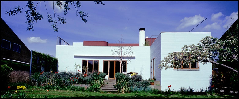 Bakkedal 7 Havesiden i sollys