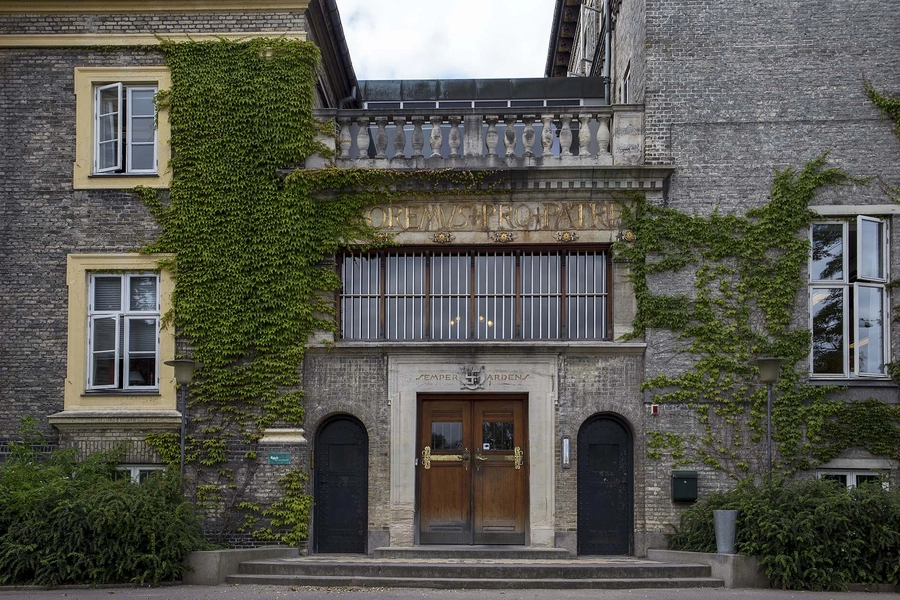Carlsberg - Kontor og Laboratoriebygning - Det Grå Hus Indgangsparti, balustrade, kobbertag på tilbygning fra 1970'erne