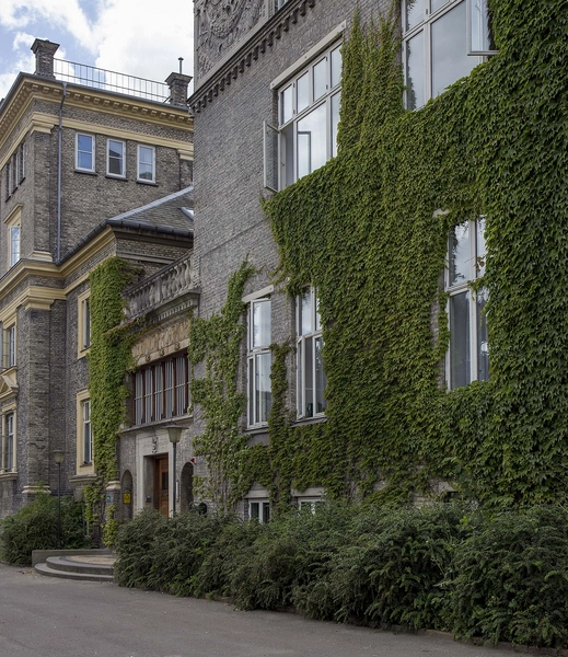 Carlsberg - Kontor og Laboratoriebygning - Det Grå Hus Blik langs facaden