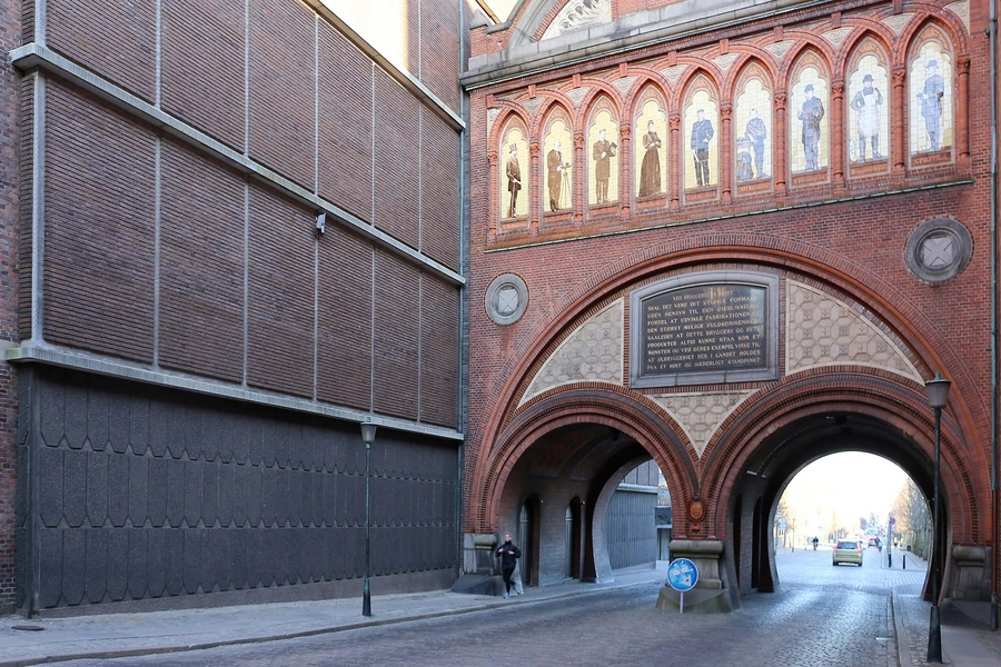 Carlsberg - Dipylonporten Sammenbygning med nyere del af Bryghuset