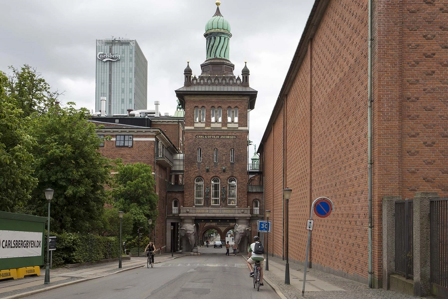 Carlsberg - Elefantporten Elefantporten og tårnet set fra vest, langs Ny Carlsberg Vej