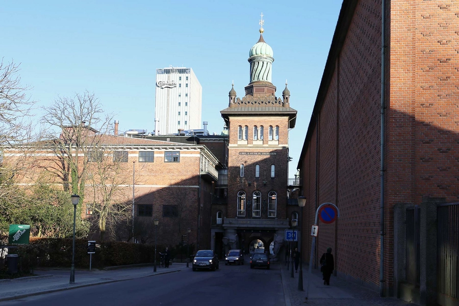 Carlsberg - Elefantporten Elefantporten og tårnet set fra vest, langs Ny Carlsberg Vej