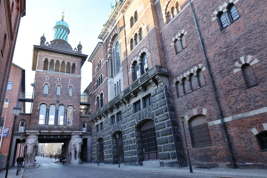 Carlsberg - Elefantporten Elefantporten og tårnet set fra øst, langs Ny Carlsberg Vej