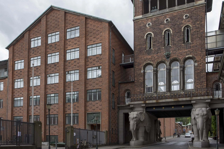 Carlsberg - Elefantporten Elefantporten set fra øst med Gærkælderen på sydsiden