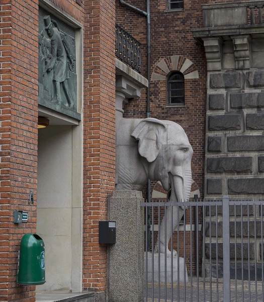 Carlsberg - Elefantporten Detalje, Elefantporten set fra syd
