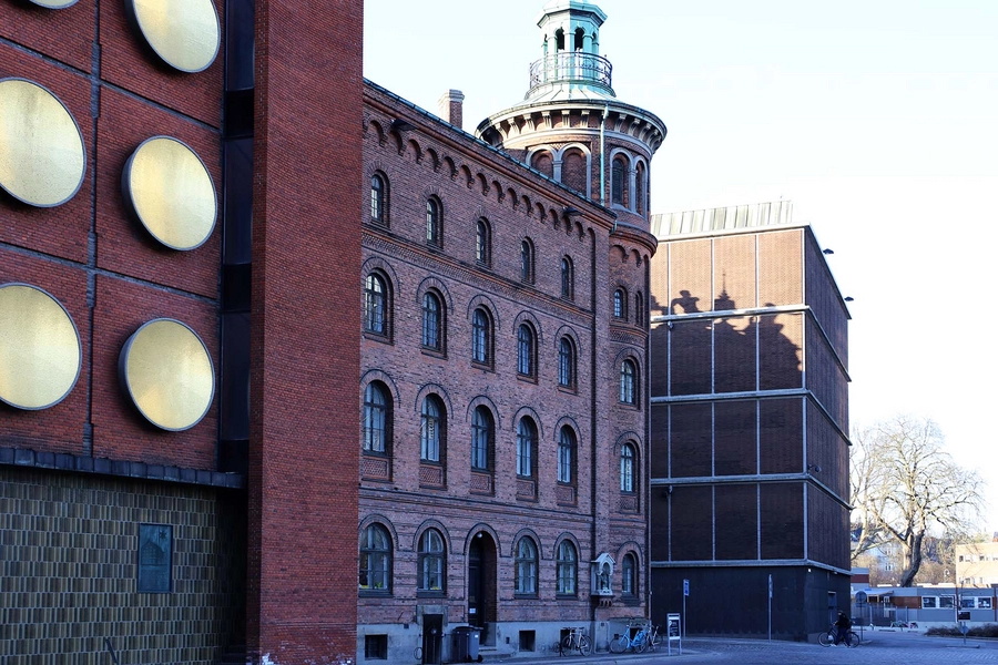 Carlsberg - Brasserie Ny Carlsberg - Gammelt Malteri Østfacade og tårn med Lagerkælder 3 i forgrunden