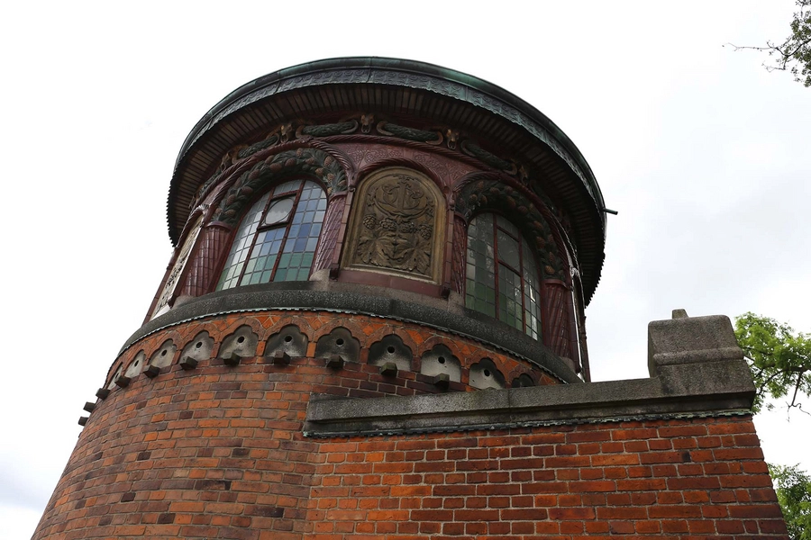 Carlsberg - Porttårnet - Gærtårnet Blik op langs facaden