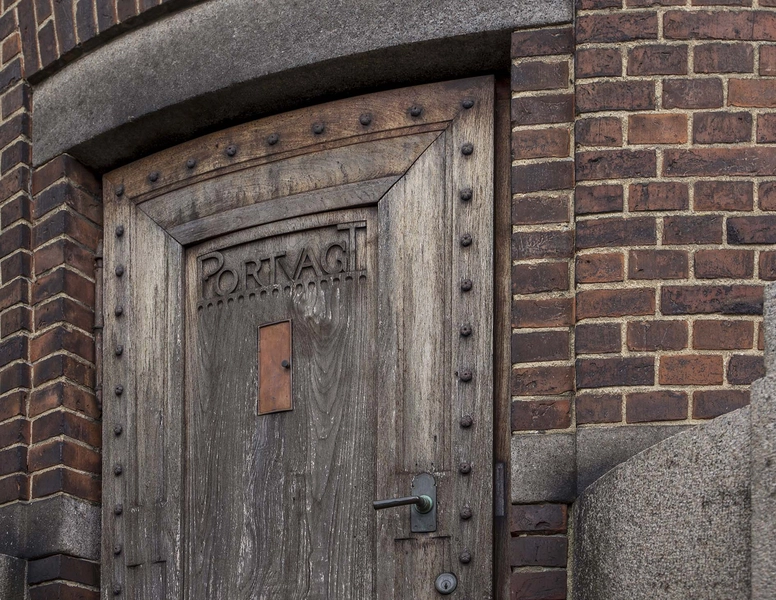 Carlsberg - Porttårnet - Gærtårnet Detalje, dør, typografi