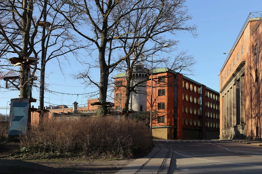 Carlsberg - Lagerkælder 3 Blik mod nord langs Pasteursvej, Lagerkælder 3, Kridttårnet og Maskincentralens vestfacade