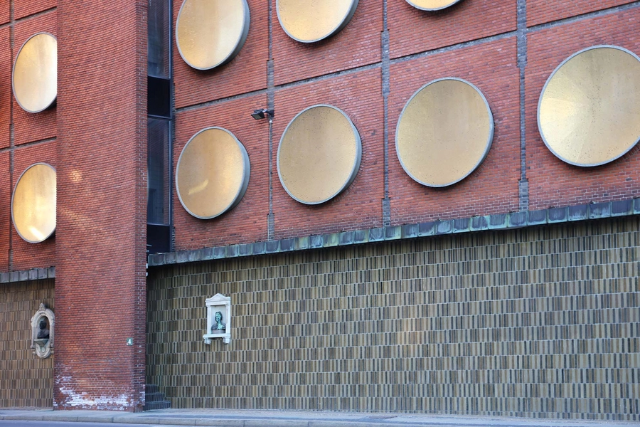 Carlsberg - Lagerkælder 3 Facadeudsnit, østfacade, epitafier