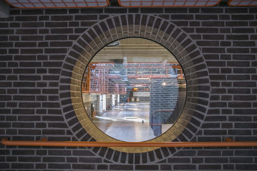 Carlsberg - Tappehal H1 - TAP 1 Detalje, interiør, vindue, blik fra foyer 1. sal til hal