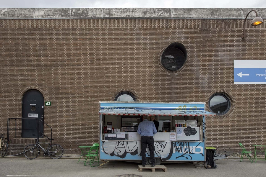 Carlsberg - Tapperi - Lager Pølsevogn på bygningens østside